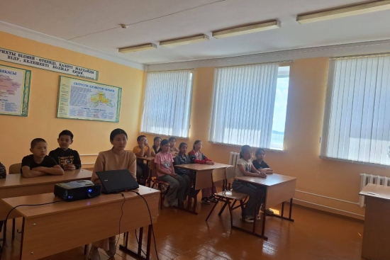 #Біртұтас_тәрбие 5 маусым күні мектеп жанындағы сауықтыру лагерінде мектеп оқушылары арасында терроризм мен экстремизмнің алдын алу туралы бейнероликтер көрсетілді.